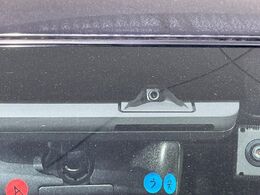 【トヨタセーフティセンス】走行中に前方の車両等を認識し、衝突しそうな時は警報とブレーキで衝突回避と被害軽減をアシスト。より安全にドライブをお楽しみいただけます。