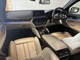 MスポーツならではのMエアロダイナミクスPKG（F，S，R）・ハイグロスシャドーライン・19インチMライトアロイホイールダブルスポークスタイリング664Mが装備され、