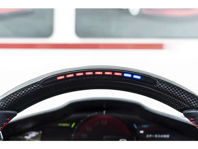 ロゴ刺しゅう入りマット・カーボンステアリングホイール+LEDs・ベンチレーションシート・ステッチRosso