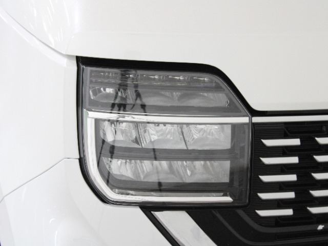 LEDヘッドライトが明るく遠くまで照らし、夜道や雨天などでの走行をサポートします。