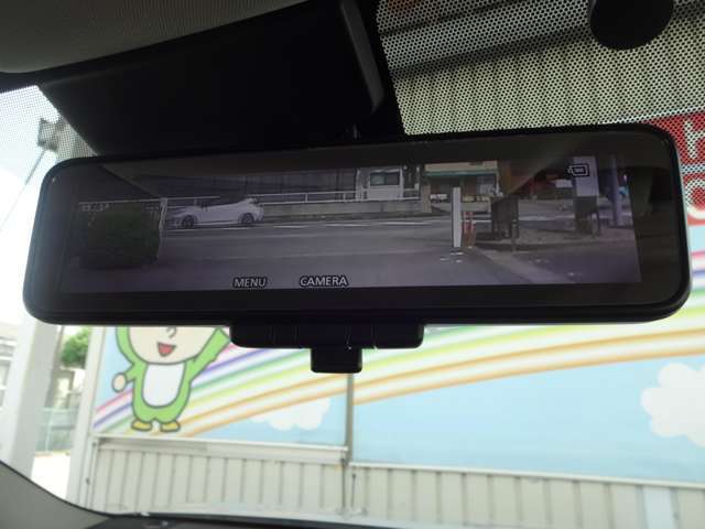 スマートルームミラーの画像になります。後方の視界がよく見えます！