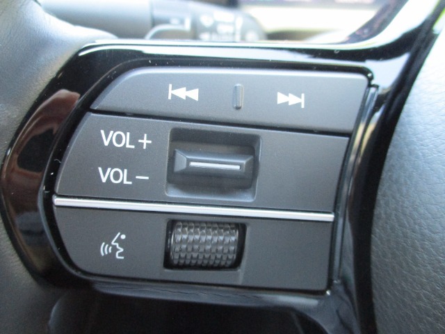 ステアリングリモコン付きで運転中でも手元でオーディオの操作が可能♪