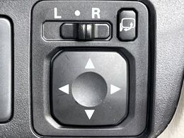 【電動格納ミラー】サイドミラーは電動格納式となっており、狭い駐車場でもキズがつくリスクを抑えられます。