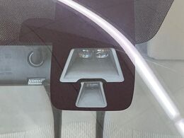 【エマージェンシーブレーキ】走行中に前方の車両等を認識し、衝突しそうな時は警報とブレーキで衝突回避と被害軽減をアシスト。より安全にドライブをお楽しみいただけます。