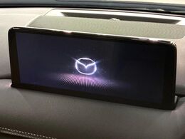 【10.25インチマツダコネクト】車内の雰囲気にマッチした大型ディスプレイ。スマホ接続でのナビ使用やBluetooth再生等、様々な機能が楽しめます。直感的なダイヤル操作が可能で、使い勝手も良好です。