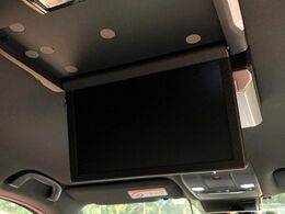 【フリップダウンモニター】大画面モニターで後席でもエンタメをお楽しみいただけます。小さなお子様にも大人気の装備です♪
