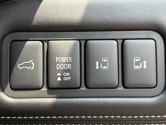 【両側電動スライドドア】運転席よりボタンひとつで開閉可能なスライドドアです。雨の日のお迎えの時など役立ちますね。