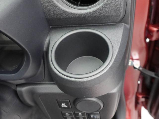 カップホルダーは運転席や助手席からちょうど手の届く位置です！！