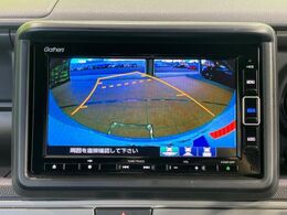 【バックカメラ】駐車時に後方がリアルタイム映像で確認できます。大型商業施設や立体駐車場での駐車時や、夜間のバック時に大活躍！運転スキルに関わらず、今や必須となった装備のひとつです！