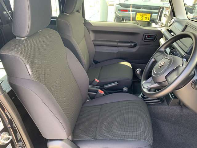運転席・助手席の座面をしっかりと温めるシートヒーターを装備。