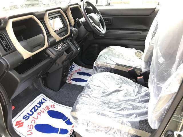 助手席からでも運転席への移動が可能です！