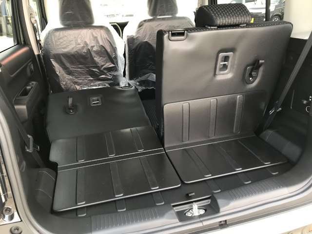 リアシートは中央で分割するので、乗る人数や荷物の大きさによってシートアレンジが可能です！！