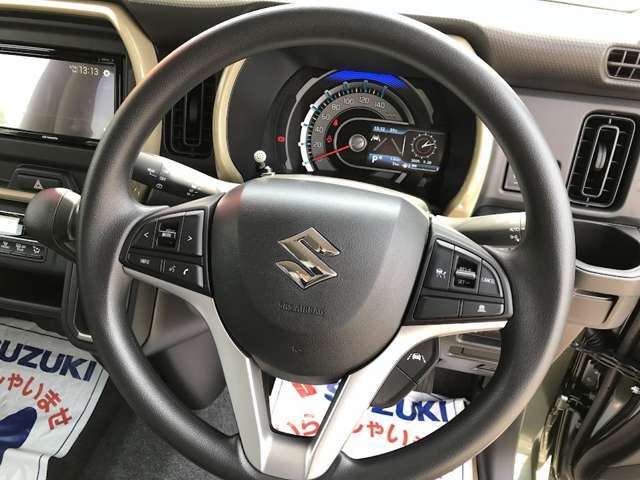 握りやすいステアリングです！オーディオコントローラーが付いてます！高速道路で頼もしいクールーズコントロールが装備されてます！また、追従走行が可能な設定となってます！