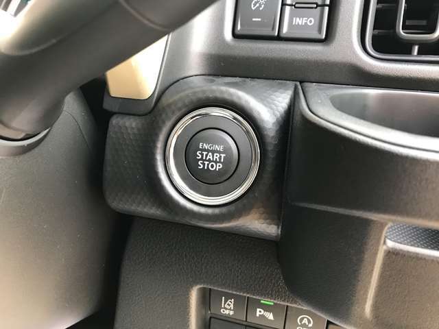 エンジンスタートボタンです。キーが車内にあれば、エンジンの始動・停止はブレーキを踏んでスイッチを押すだけ！キーを取り出す手間を省き、ワンプッシュでエンジンを操作するので簡単でスムーズです。