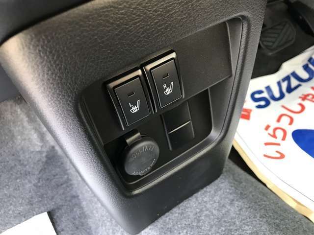 運転席・助手席にはシートヒーターが装備されて暖かポカポカです！