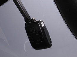 ◆ドライブレコーダー◆映像・音声などを記録する自動車用の装置です。　もしもの事故の際の記録はもちろん、旅行の際の思い出としてドライブの映像を楽しむことができます。