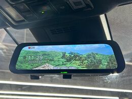 【デジタルインナーミラー】後席の大きな荷物や同乗者で後方が確認しづらい時でも安心！カメラが撮影した車両後方の映像をルームミラー内に表示。クリアな視界で状況の確認が可能です！