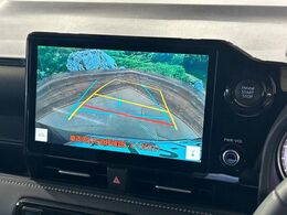 【バックカメラ】駐車時に後方がリアルタイム映像で確認できます。大型商業施設や立体駐車場での駐車時や、夜間のバック時に大活躍！運転スキルに関わらず、今や必須となった装備のひとつです！