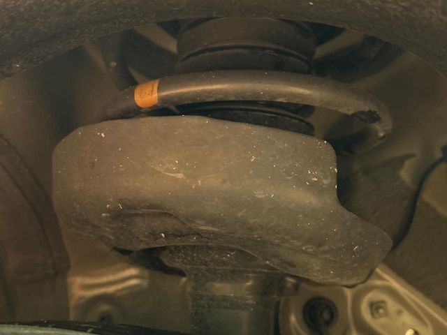 お車を安心してお乗りいただく為には、足回りの定期点検が欠かせません。サービスサポート（有償保証）では無料点検もご提供しており、安心のカーライフをお過ごしいただけるサポート体制が整っています。