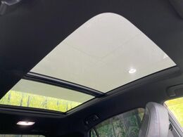 【サンルーフ】開放感たっぷりの希少装備、サンルーフが装着されています！車内に明かりを取り入れたり景色を楽しむ以外にも、車内の空気も簡単に換気できて快適です！