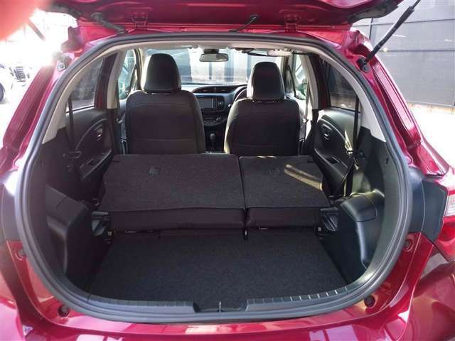 開口部の広いラゲージスペースは、ゴルフバックなどの荷物もラクラク積み込めます。