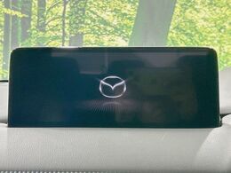 【10.25インチマツダコネクト】車内の雰囲気にマッチした大型ディスプレイ。スマホ接続でのナビ使用やBluetooth再生等、様々な機能が楽しめます。直感的なダイヤル操作が可能で、使い勝手も良好です。