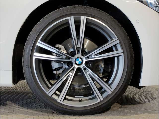 【BMWアロイホイル】軽量かつ強度に拘ったアロイホイル。走行性能ポテンシャルを引き出す設計。車の足元を引き締めてくれる大きなポイントはアロイホイルです。