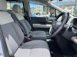 【運転席】座り心地が良いシートなので長時間の運転でも快適にお過ごしいただけます。新品のフロアマットのご注文も可能です。掲載箇所以外にご希望の写真がございましたらお気軽にお問い合わせ下さい。