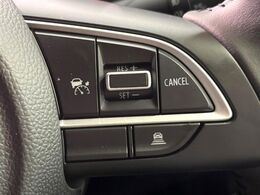 【アダプティブクルーズコントロール】高速道路での長距離走行が楽に！！自動で速度を保つクルーズコントロールが、衝突軽減システムと連携し、前方の車両を感知して車間を保つように速度調節してくれます！！