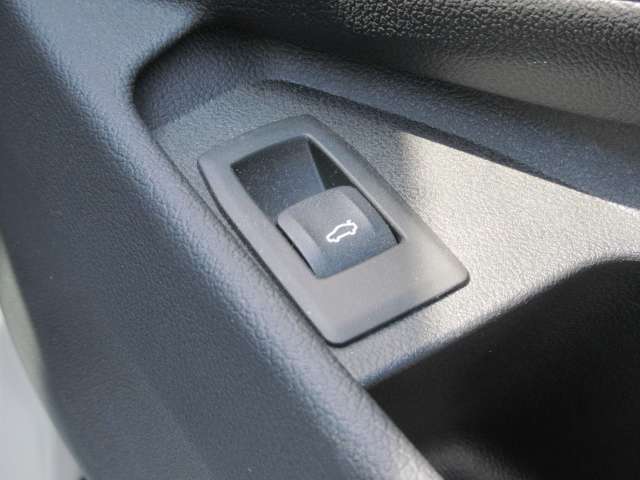 電動リアゲート装備です。バンパー下でのキックスイッチも装備されております。