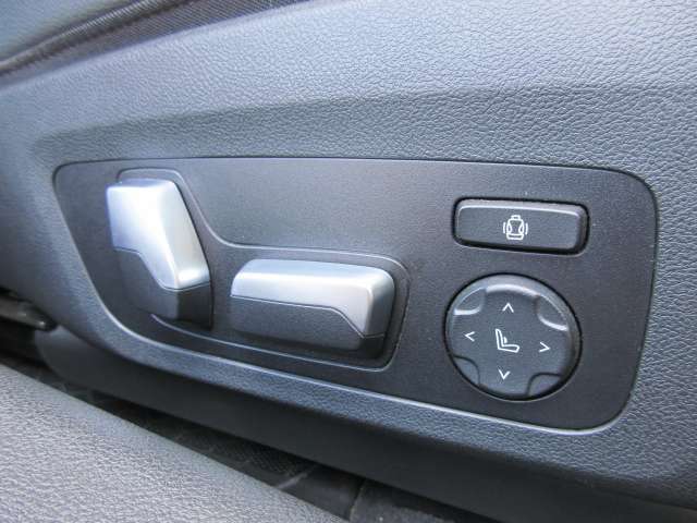 運転席メモリー付きフロント電動シート装備。
