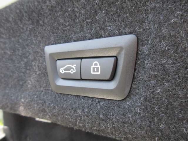 電動リアゲート装備。バンパー下でのキックオープン＆クローズ機能も装備です。