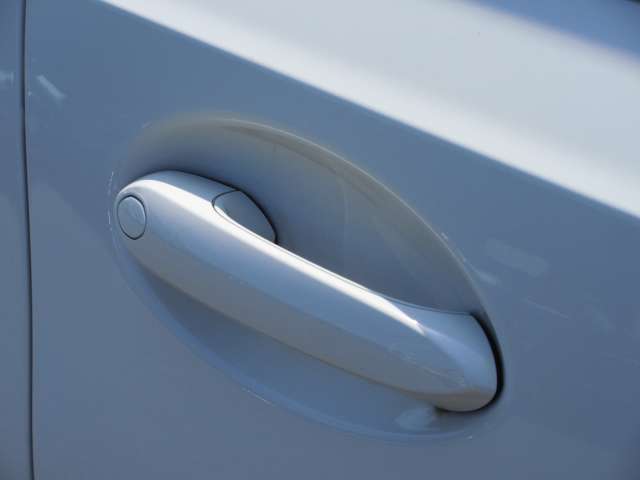 コンフォートアクセス装備です。ドアハンドルに触れてドアの開閉が可能です。