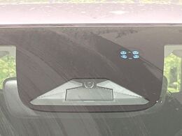 【ホンダセンシング】走行中に前方の車両等を認識し、衝突しそうな時は警報とブレーキで衝突回避と被害軽減をアシスト。より安全にドライブをお楽しみいただけます。