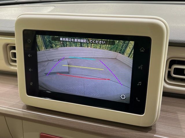 【バックカメラ】駐車時に後方がリアルタイム映像で確認できます。大型商業施設や立体駐車場での駐車時や、夜間のバック時に大活躍！運転スキルに関わらず、今や必須となった装備のひとつです！
