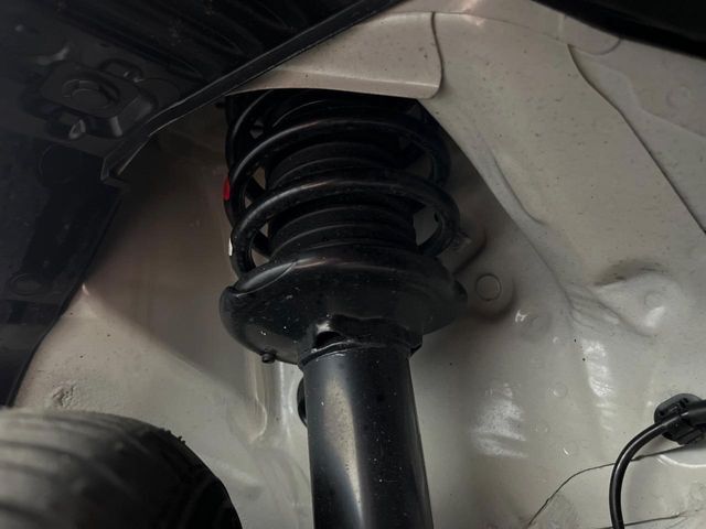 お車を安心してお乗りいただく為には、足回りの定期点検が欠かせません。サービスサポート（有償保証）では無料点検もご提供しており、安心のカーライフをお過ごしいただけるサポート体制が整っています。
