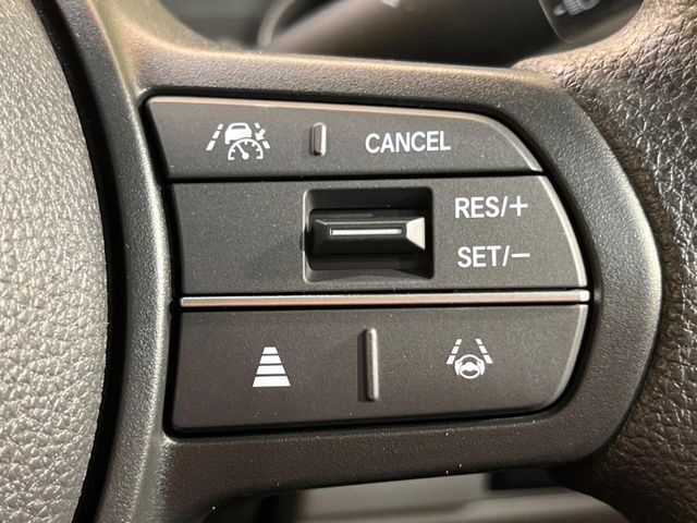 【アダプティブクルーズコントロール】高速道路での長距離走行が楽に！！自動で速度を保つクルーズコントロールが、衝突軽減システムと連携し、前方の車両を感知して車間を保つように速度調節してくれます！！
