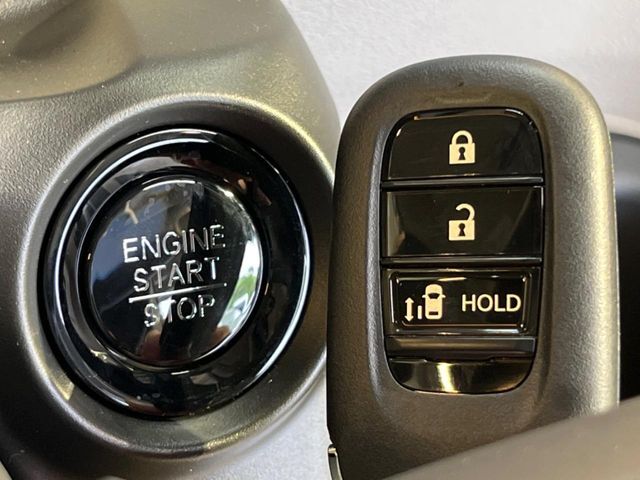 【Hondaスマートキー】カバンやポケットに入れたままでもドアの施錠・解錠が可能なスマートキーを装備。エンジンのオン・オフ時もカギを取り出す必要が無いからとっても便利です♪