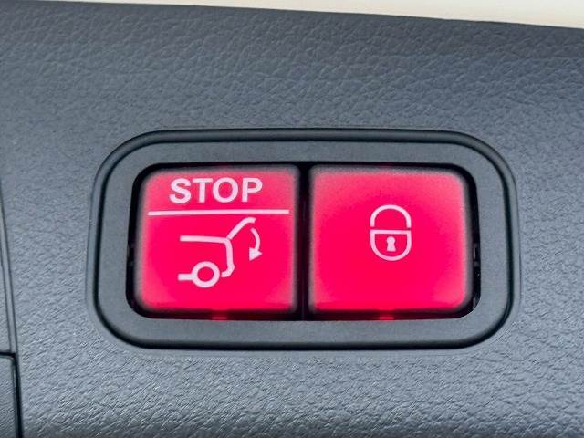 高級車にはお馴染みの【電動リアゲート】搭載。