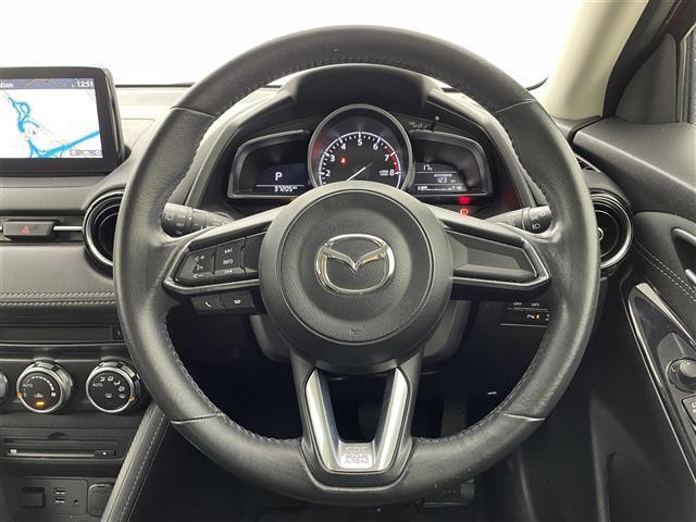 【ハンドル】軽い力で扱いやすいハンドルです。目立つ傷やスレなどなく綺麗な状態です！除菌プランいれていただくとさらに快適に！清潔なお車はお子様にも安心ですね！