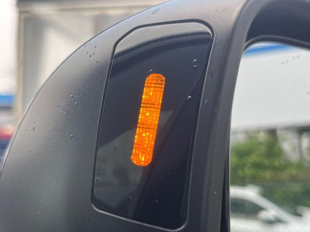 【リヤビークルディティクション】走行中、ドアミラーの死角になりやすい箇所に後続車が接近するとサイドミラー付近に警告を表示、ドライバーに注意喚起と、万一の際はハンドル操作をアシストをします。