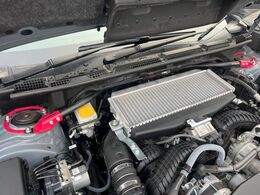 【STIタワーバー】お車の剛性を高めるタワーバーを装備。よりスムーズなコーナリング走行が可能となり、走りも楽しめます。