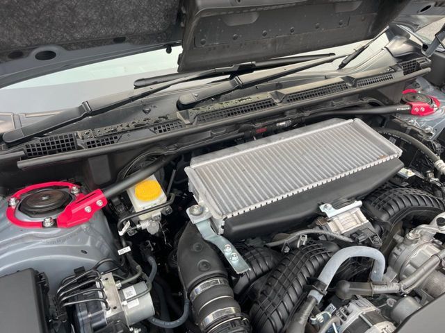 【STIタワーバー】お車の剛性を高めるタワーバーを装備。よりスムーズなコーナリング走行が可能となり、走りも楽しめます。