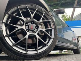 【BBS製19インチアルミホイール】大人気メーカーのホイールを装備♪軽量・高硬度のアルミホイールは、ハンドリング・加速など、走りの質を向上してくれます♪
