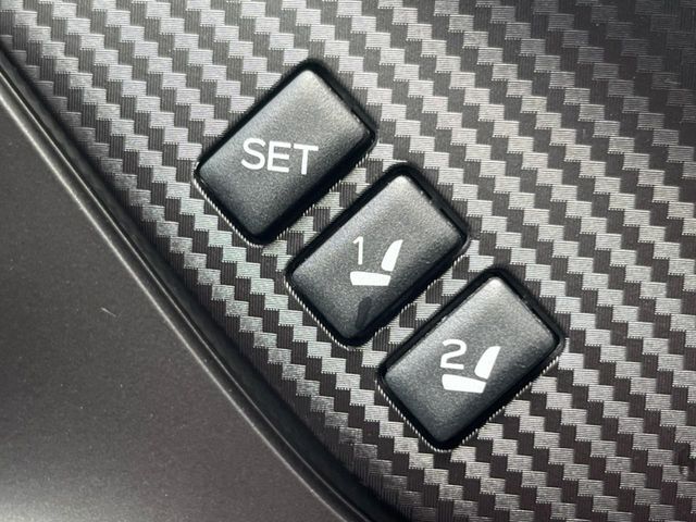 【メモリー機能付きパワーシート】ドライバーごとに設定したシート位置を記憶して、ボタン一つで切り替えできる便利な機能！運転する方が複数名いらっしゃるご家庭におすすめです♪