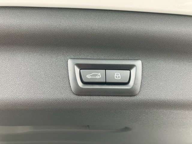 ステアリングやスイッチ類もきれいな状態です