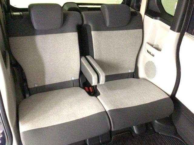 【後席】後席のお足元もとっても広いですよ！更に後席もスライドが可能ですので、おかけになられる方の体格やお荷物量に合わせてスペースを調整できます♪後席シートも乗り心地OK！ゆったり乗れます♪