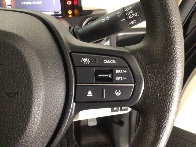 【アダプティブ・クルーズ・コントロール】予め設定した車速内でクルマが自動的に加減速。 前走車との適切な車間距離を維持しながら追従走行し、高速道路でのドライバーの疲労を軽減してくれる嬉しい機能付♪