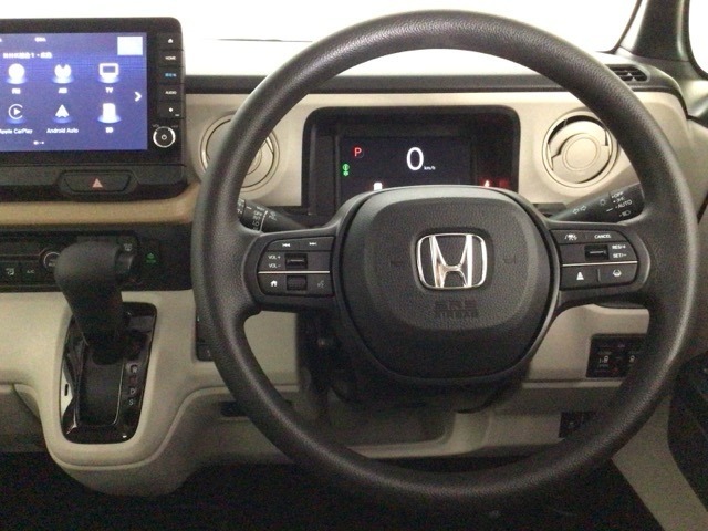 【ハンドル】運転にかかわる様々な操作を安全に行えるように視点移動が少なく操作性に配慮されたスイッチ類が凝縮されたコックピットです。