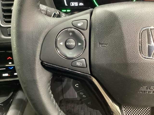 ステアリングスイッチがついていますので、オーディオのチャンネル変更、ボリューム、ジャンル変更が操作可能です。ハンドルから手を離さず安全に操作できます。